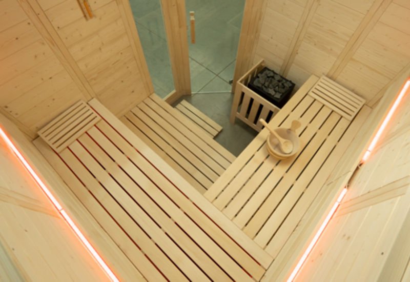 Saunamodell Komfort aus massiver Fichte für bis zu 5 Personen mit luxuriöser Ausstattung
